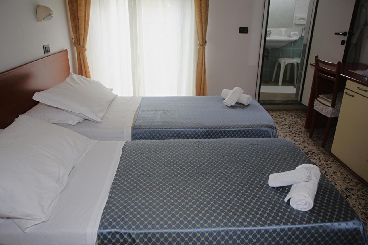 Hotel Dear Rimini Esterno foto