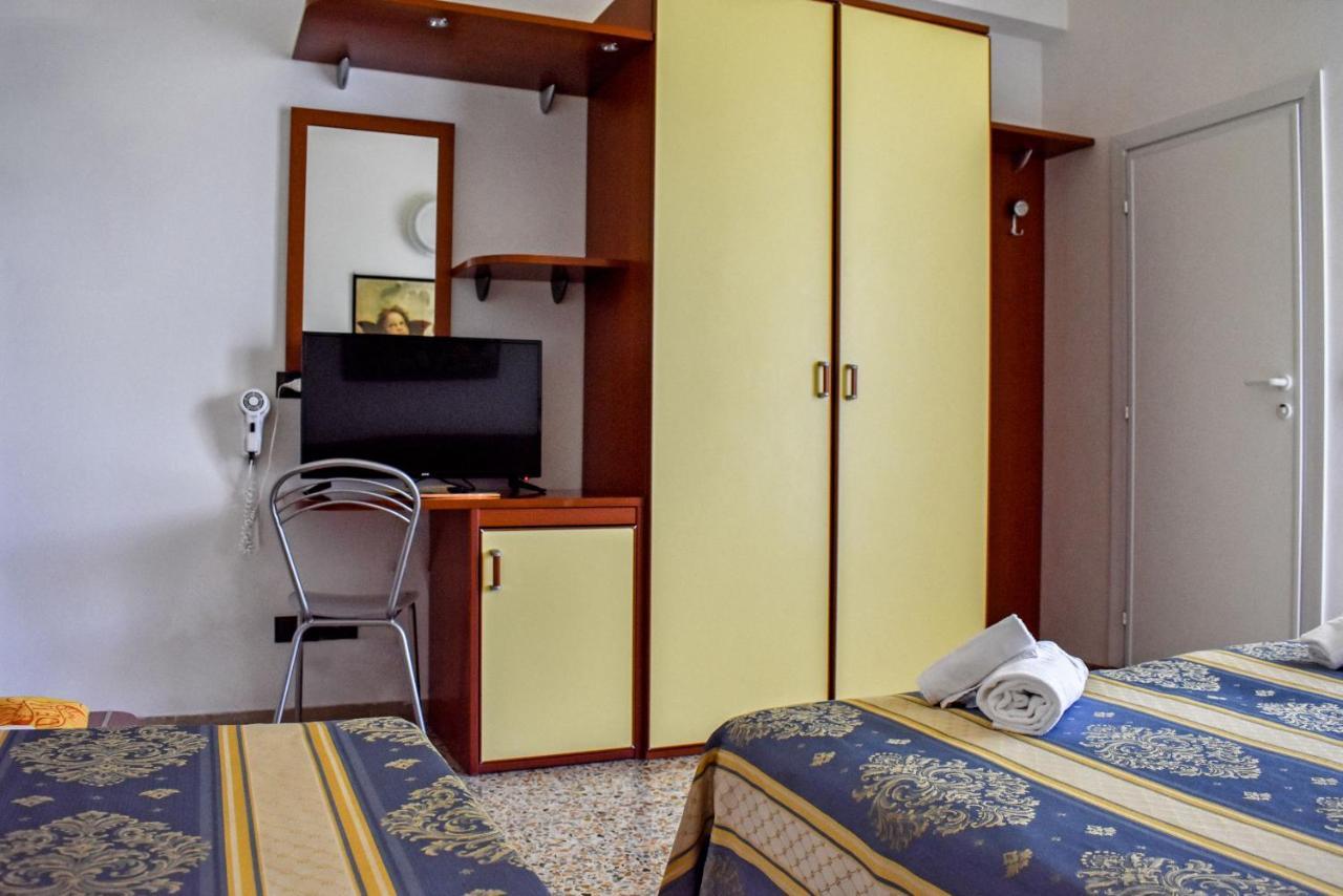 Hotel Dear Rimini Esterno foto